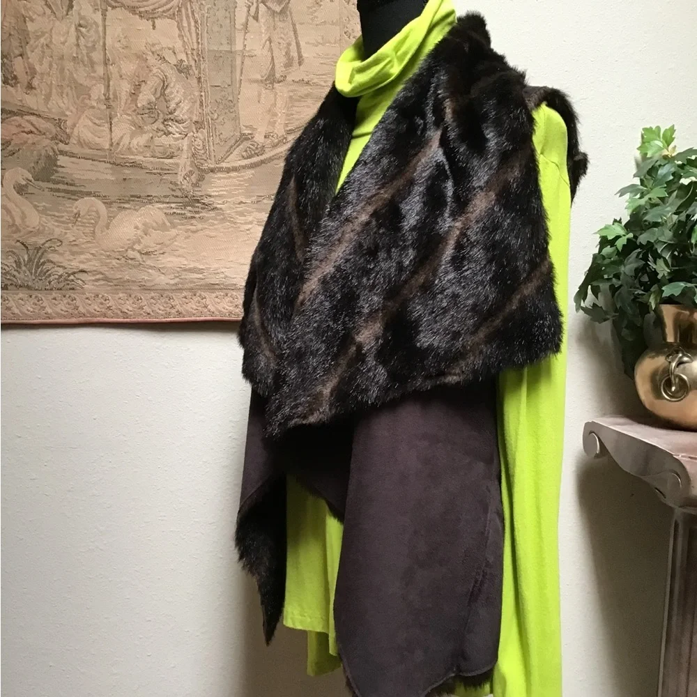 BEBE faux fur vest, the vest is reversible if you take the tags off, size small - Picture 3 of 10